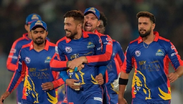 Karachi Kings Mohammad Amir (C) celebrates the wicket of Islamabad United Colin Munro (unseen) with teammates during the Pakistan Super League (PSL) T20 cricket match between Islamabad United and Karachi Kings at the Rawalpindi Cricket Stadium in Rawalpindi on March 1, 2020. (Photo by Farooq NAEEM / AFP) (Photo by FAROOQ NAEEM/AFP via Getty Images)